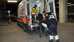 Kaldırımda yürürken uğradığı bıçaklı saldırıda yaralandı