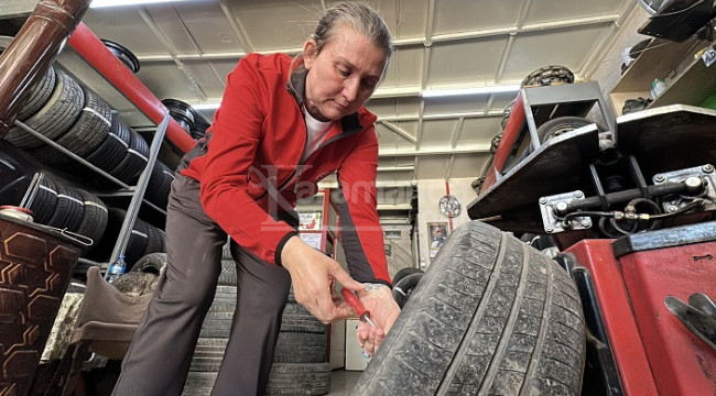 Kanseri yenen Remziye, lastik tamirciliği yapıyor