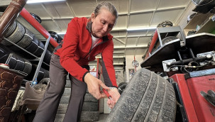 Kanseri yenen Remziye, lastik tamirciliği yapıyor