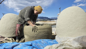 Keçi kılı ve saman ile yoğurarak yapıyor, tanesini 1500 liradan satıyor