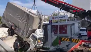 Kızkalesi'nde kamyonet, köprü altındaki duvarın üstüne düştü