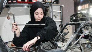 Melisa, babasının iş yerinde motosiklet tamiri yapıyor