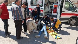 Otomobille, motosiklet çarpıştı: 1 yaralı