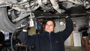Sanayinin kadın tamircileri, eşlerinden öğrenip usta oldu