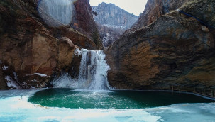 Teşkent'te Çetmi Şelalesi buz tuttu