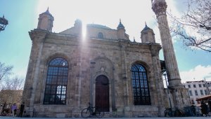 Pencereleri kapısından büyük camiye turist ilgisi yoğun