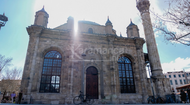 Pencereleri kapısından büyük camiye turist ilgisi yoğun