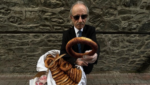 Takım elbisesi ve boyalı kunduralarıyla dolaşarak satıyor