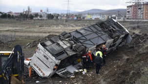 Yolcu otobüsü devrildi; 2 ölü, 23 yaralı