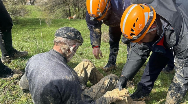 Çamura saplanan çiftçiyi AFAD kurtardı