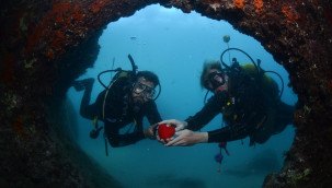 Dalış yaptıktan sonra 'Sevgi Geçidi'nde hediyeleştiler