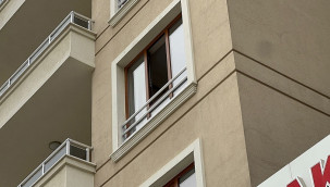 Eşini bıçakla öldürüp, başında bekledi