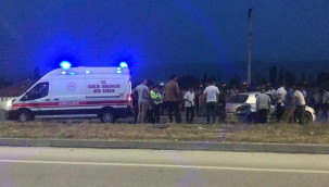 Refüjdeki aydınlatma direğine çarpan otomobilden fırlayıp öldü