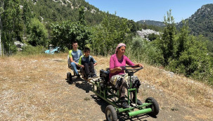 Elektriği olmayan evde, anneleri için traktör yaptılar