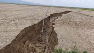 Karapınar'da yağış sonrası tarlada yüzey yarığı oluştu