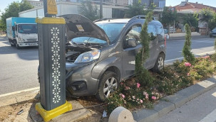 Önündeki araç aniden fren yapınca refüje çıkarak direğe çarptı