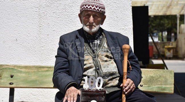 100'üncü yaş gününü torununun torunu ile kutladı