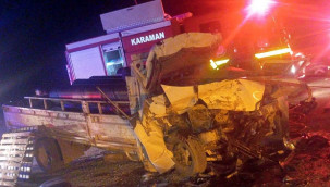 Sürücüsünün uyuduğu öne sürülen kamyonet ile kamyon çarpıştı