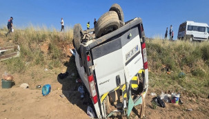 Yunak'ta minibüs devrildi: 15 yaralı