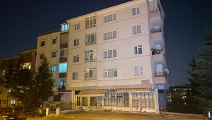 Çatlaklar oluşup, çatırdayan 8 katlı apartman tahliye edildi