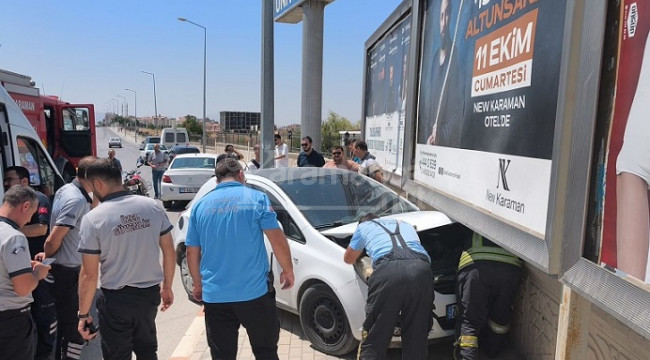 Karaman'da kontrolden çıkan otomobil duvara çarparak durabildi