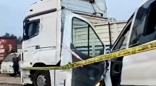 Öğrencileri taşıyan minibüs Erdemli'de TIR'a çarptı: 2 ölü, 10 yaralı