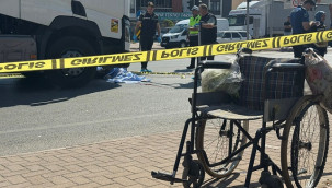 Engelli kızını yolun karşısına geçirmek isterken hayatını kaybetti