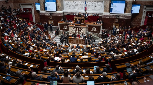 Fransa'da güvenoyu alamayan hükümet düştü