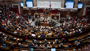 Fransa'da güvenoyu alamayan hükümet düştü