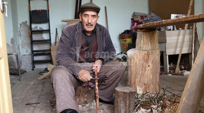 Atık tahta parçalarından yaptığı ürünlerle geçimini sağlıyor