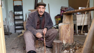 Atık tahta parçalarından yaptığı ürünlerle geçimini sağlıyor