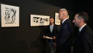 Bakan Ersoy, 'Hala Yaşıyorum' sergisini gezdi