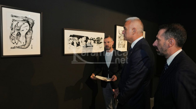 Bakan Ersoy, 'Hala Yaşıyorum' sergisini gezdi