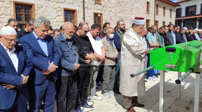 İkiye bölünen araçta ölen öğretmen defnedildi