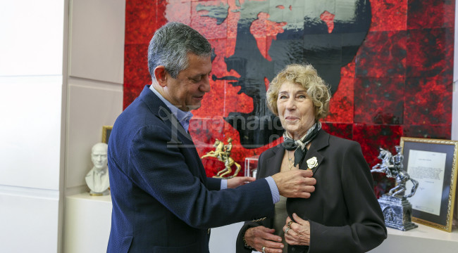 Özgür Özel, CHP'ye üye olan Ayşe Kulin'e rozet taktı