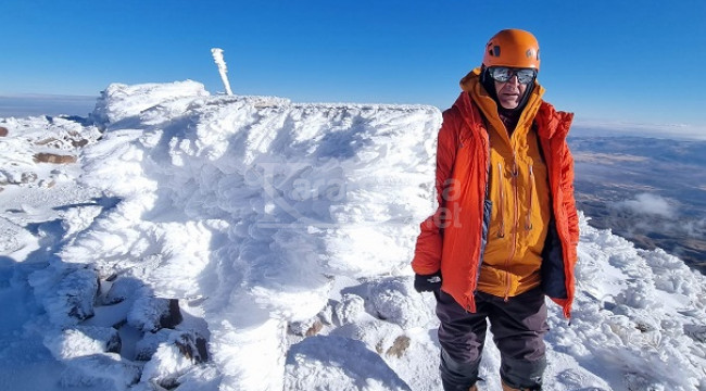 Saatlerce tırmanıp zirvedeki beyaz güzelliği görüntüledi
