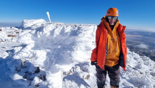 Saatlerce tırmanıp zirvedeki beyaz güzelliği görüntüledi