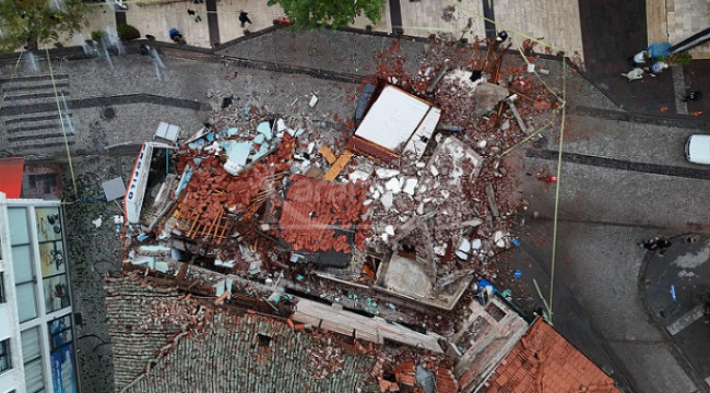 Sındırgı'da 6.1'lik deprem, yıkılan bina görüntüleri