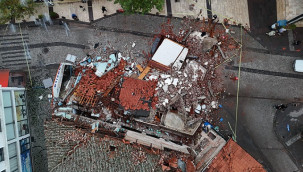 Sındırgı’da 6.1’lik deprem, yıkılan bina görüntüleri