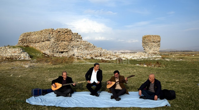 40 yıl önce yüzdükleri alanda, saz çalıp türkü söylediler