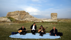 40 yıl önce yüzdükleri alanda, saz çalıp türkü söylediler