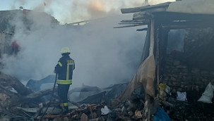 Köydeki ahırda başlayan yangın ikametlere sıçradı