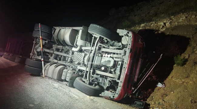 Sertavul'da şarampole devrilen TIR'ın sürücüsü öldü