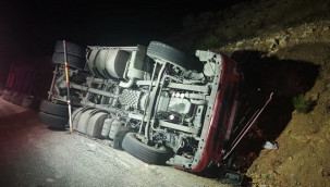 Sertavul'da şarampole devrilen TIR'ın sürücüsü öldü