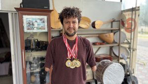 Engelleri havuzda ve tiyatro sahnesinde aştı