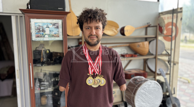 Engelleri havuzda ve tiyatro sahnesinde aştı