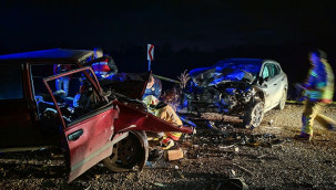 İki otomobil çarpıştı; 3 ölü, 1 yaralı