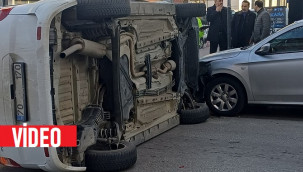 Karaman'da otomobil ile çarpışan hafif ticari araç yola devrildi