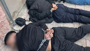 Tabanca ve bıçaklarla polise direndiler