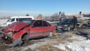 2 otomobil çarpıştı: 5 yaralı